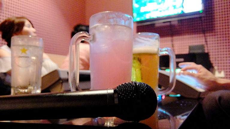 【2021年版】バラードや上司ウケしそうな曲など多彩！50代男性・女性が盛り上がるカラオケ人気曲