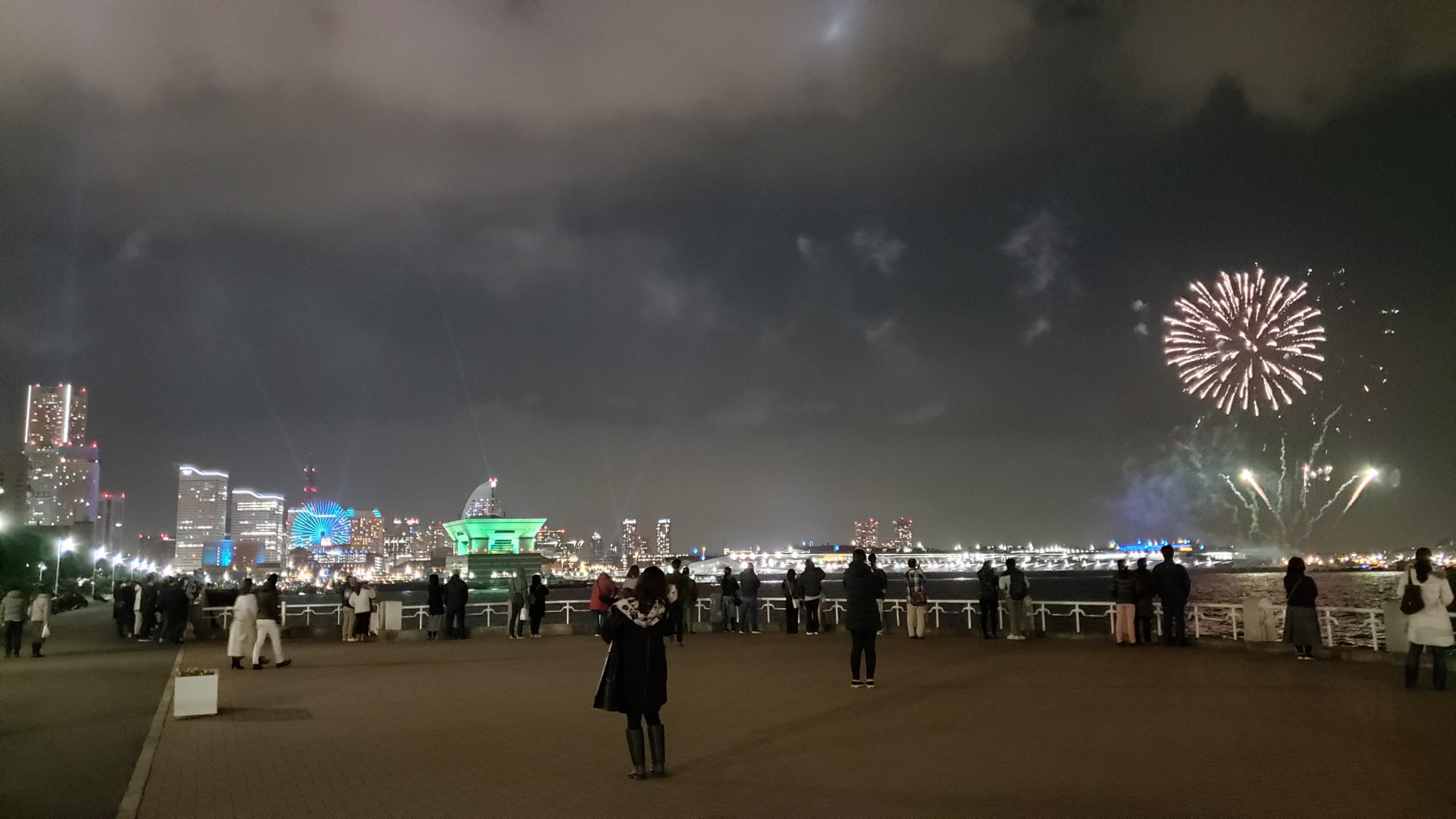 突然の打ち上げ 横浜の夜空に花火が彩るイベント開催